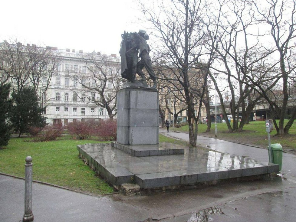 Socha Sbratření ve Vrchlického sadech zobrazuje objímajícího se pražského barikádníka a vojáka Rudé armády