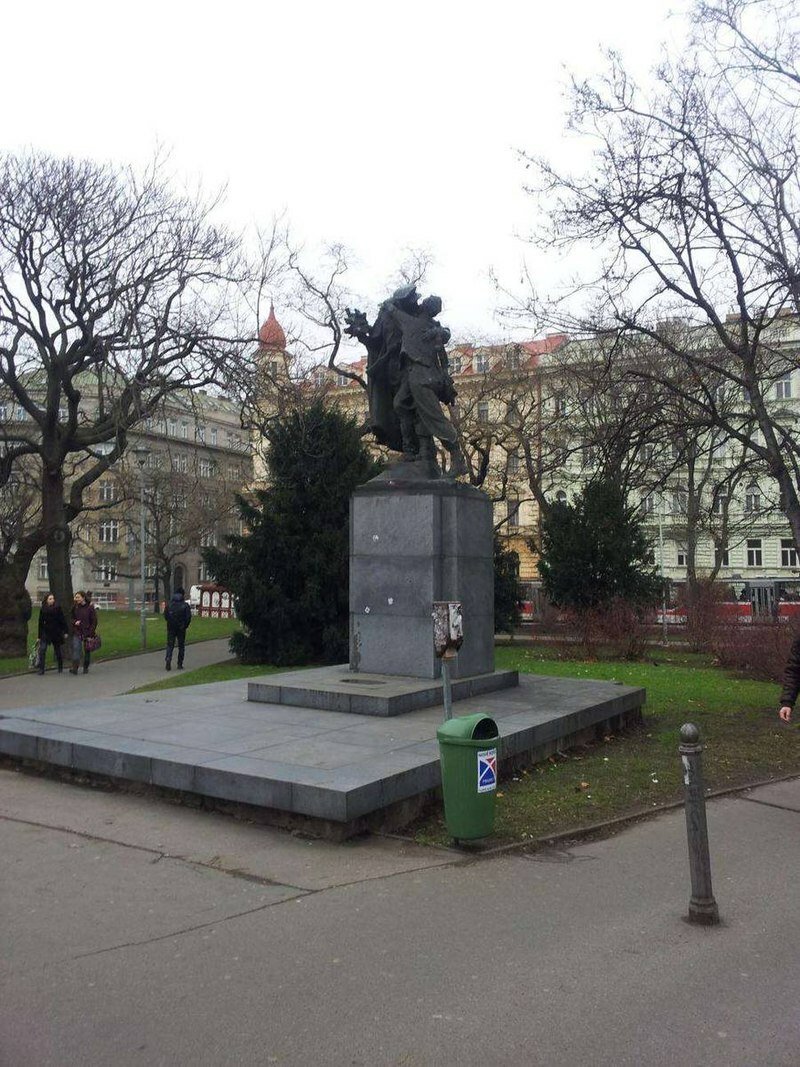 Socha Sbratření ve Vrchlického sadech zobrazuje objímajícího se pražského barikádníka a vojáka Rudé armády