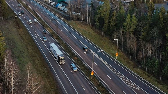 Autonomní nákladní vozidla Scania na dálnici