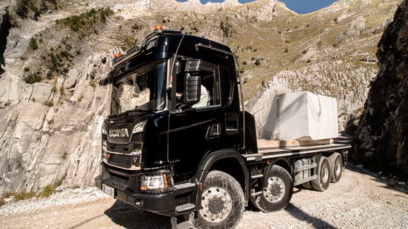 Scania G 500 XT 8x8 ve slavných mramorových dolech v italské Carraře