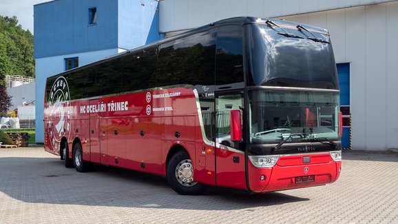 Třinecké hokejisty vozí luxusní autobus Van Hool Altano 