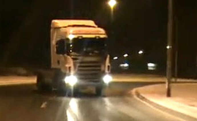 Video: Dlooouhý drift se Scanií