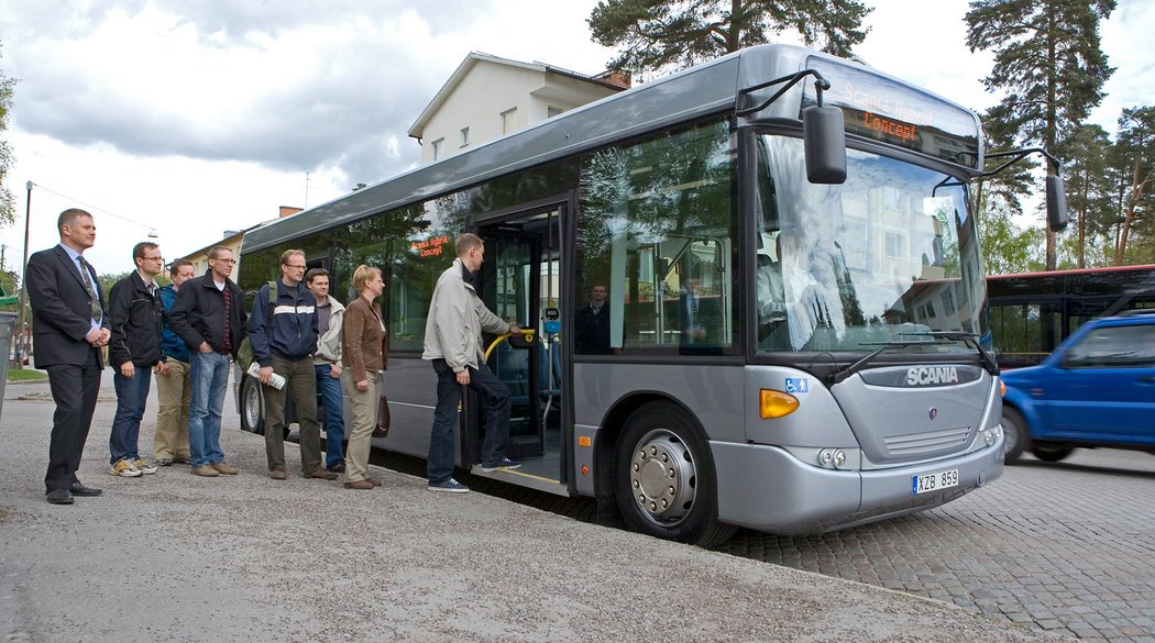 Koncept hybridního autobusu (bioetanol + elektřina) se vyznačuje všemi čtyřmi koly řízenými