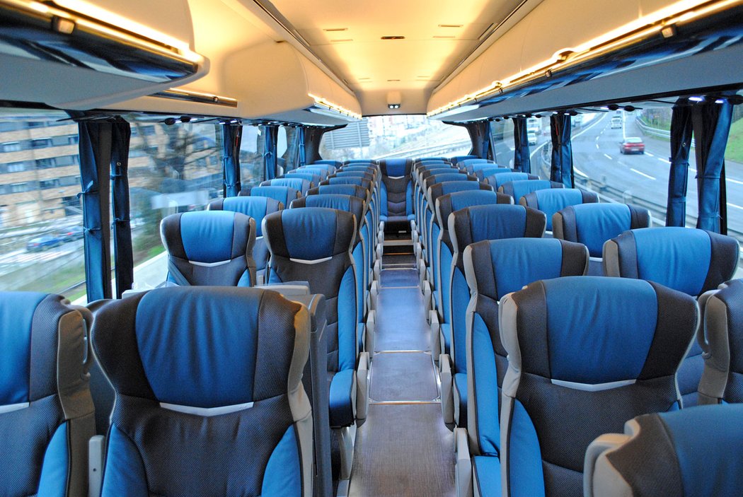 Současný vrchol zájezdových autobusů Scania Irizar i8 poskytuje cestujícím luxusní svezení
