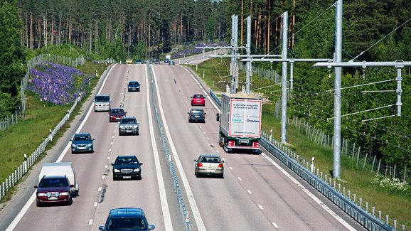V Německu se náklaďáky dobíjejí za jízdy. Na dálnici a na kraťoučkém úseku