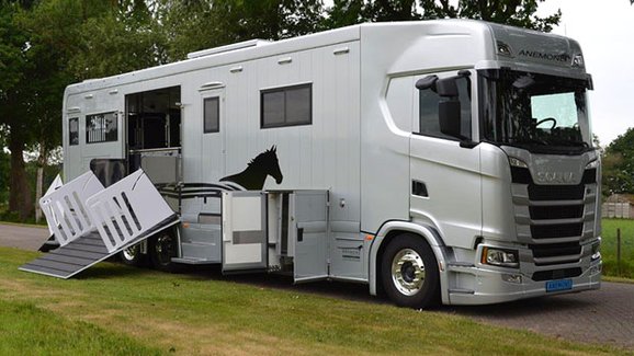 Scania řady S předvádí, že i přeprava koní může probíhat v luxusu