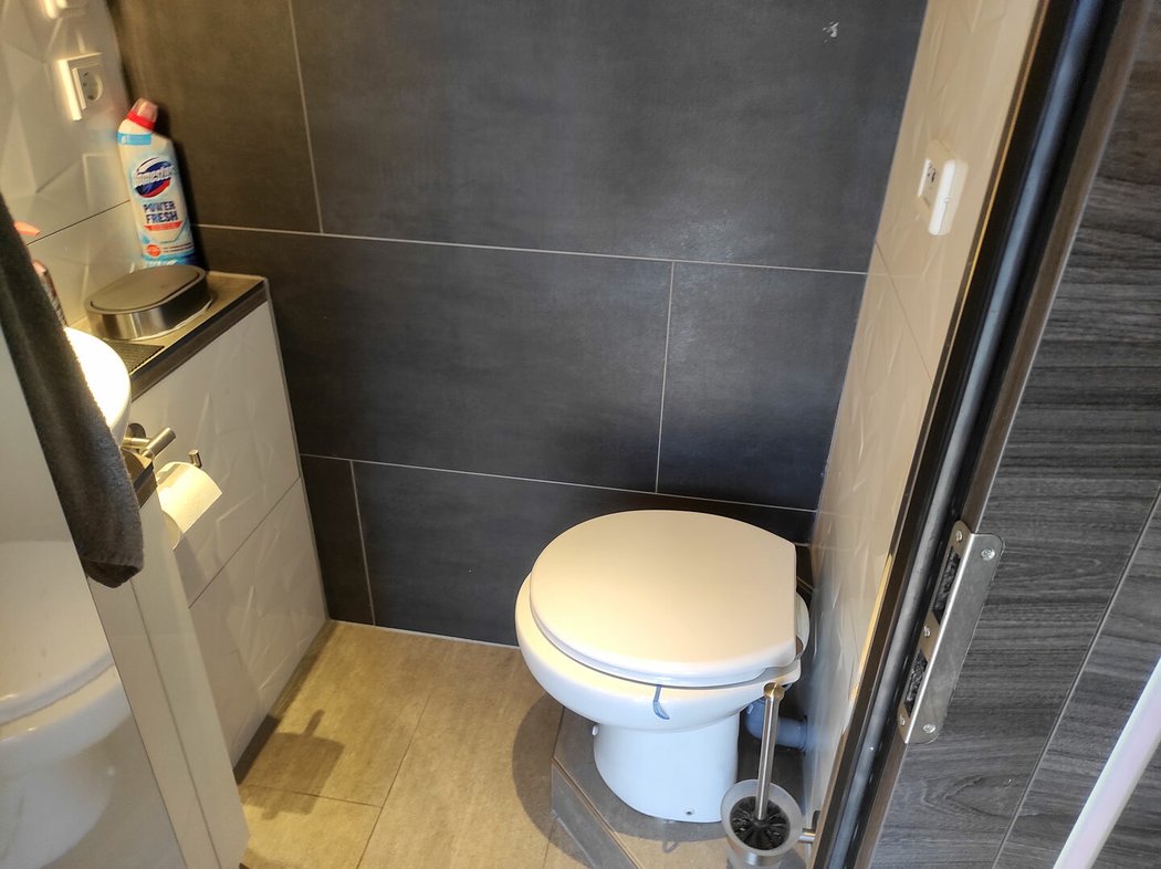 Toaletu stejně jako celý autobus čistí jeho řidič každý den. Aby se záchod neucpal, je na palubě povoleno chodit jen na malou.