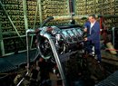 Šestnáctilitrové motory se v roce 2001 zkoušely v akustické komoře