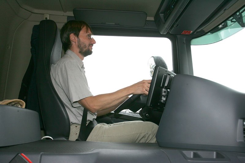 Luxusní sedadlo a možnost i podélného nastavení volantu v rozmezí 60 mm přinesly řidiči pohodu