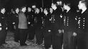 Adolf Hitler předává veliteli Güntheru Prienovi Rytířský kříž