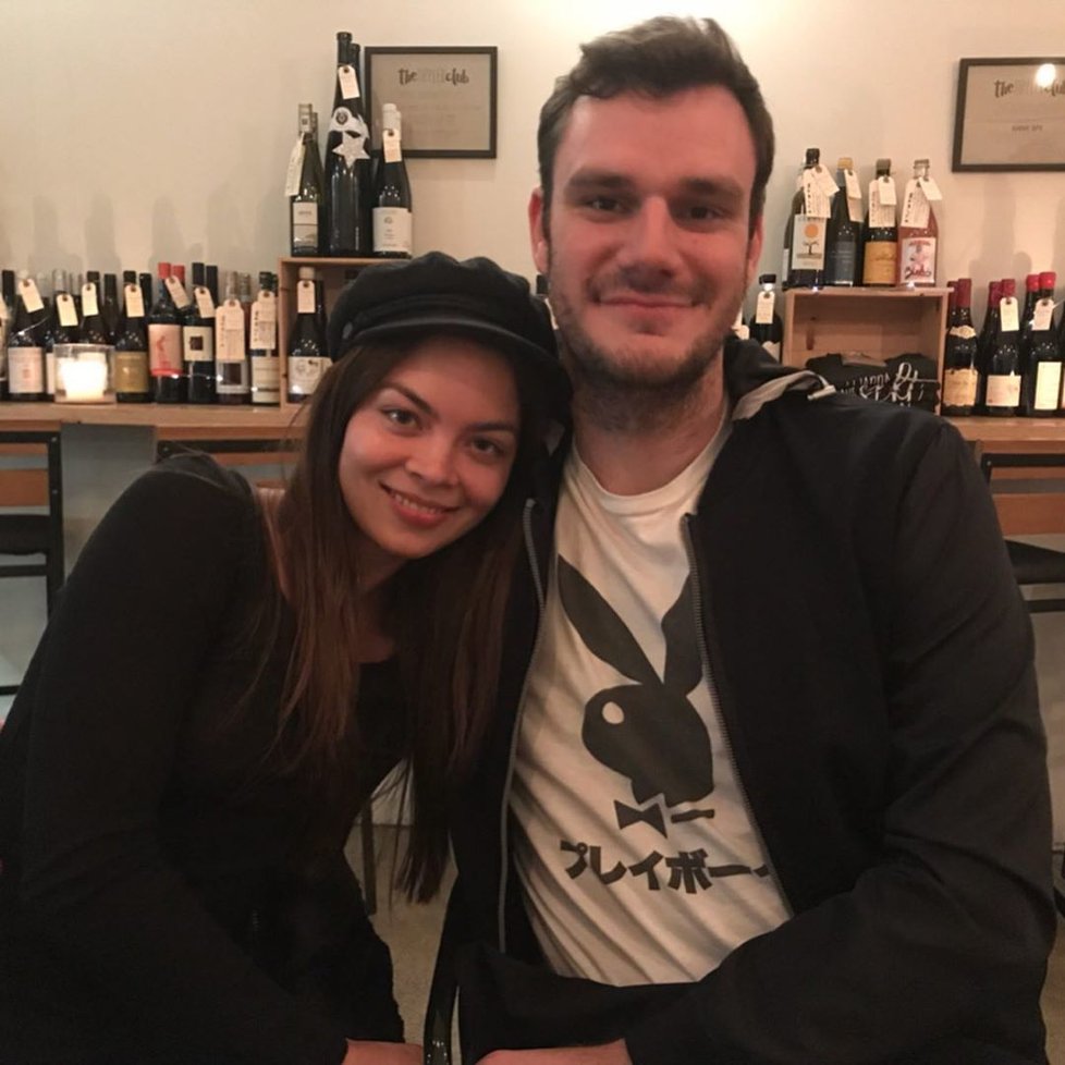 Herečka Scarlett Byrne a Cooper Hefner