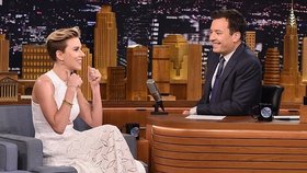 Scarlett Johansonn u Jimmyho Fallona v jeho Tonight show.