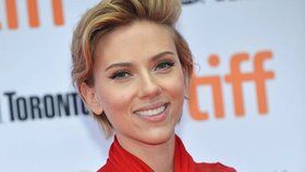 Jaká kosmetická esa skrývá v rukávu Scarlett Johansson?
