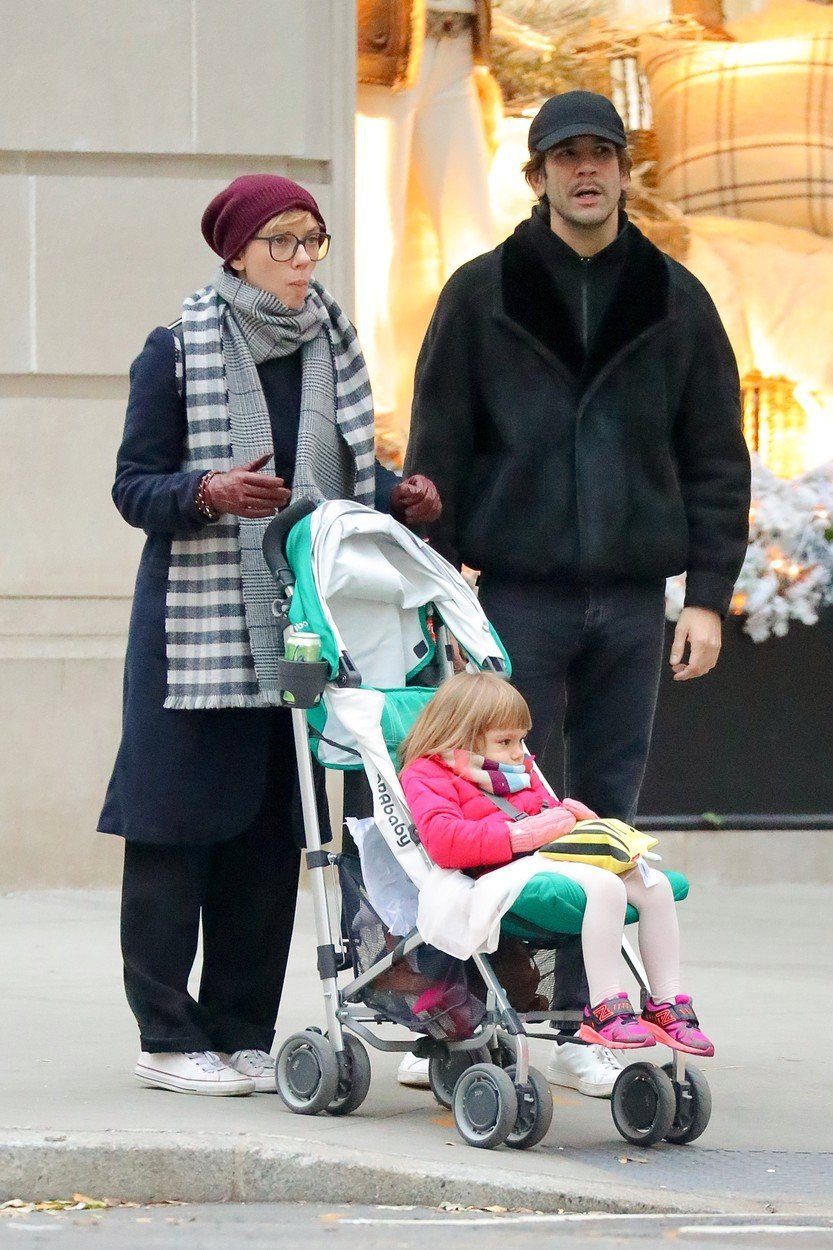 Nenalíčená Scarlett Johansson s exmanželem Romainem Dauriacem a dcerou Rose