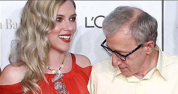 Scarlett Johansson má prý nejkrásnější přírodní prsa Hollywoodu. Nedokázal jim odolat ani Woody Allen.