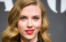 Scarlett Johanssonová má miliardy, ale… Auto si luxuje sama!