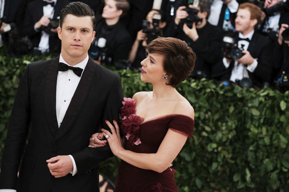 Scarlett Johnanssonová a její snoubenec, komik Colin Jost