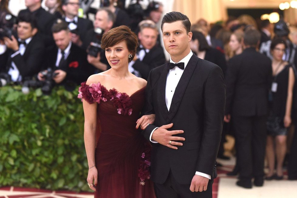 Scarlett Johnanssonová a její snoubenec, komik Colin Jost