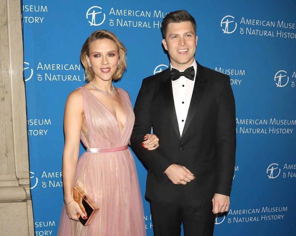 Scarlett Johnansson a její snoubenec, komik Colin Jost