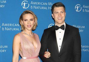 Scarlett Johnansson a její snoubenec, komik Colin Jost