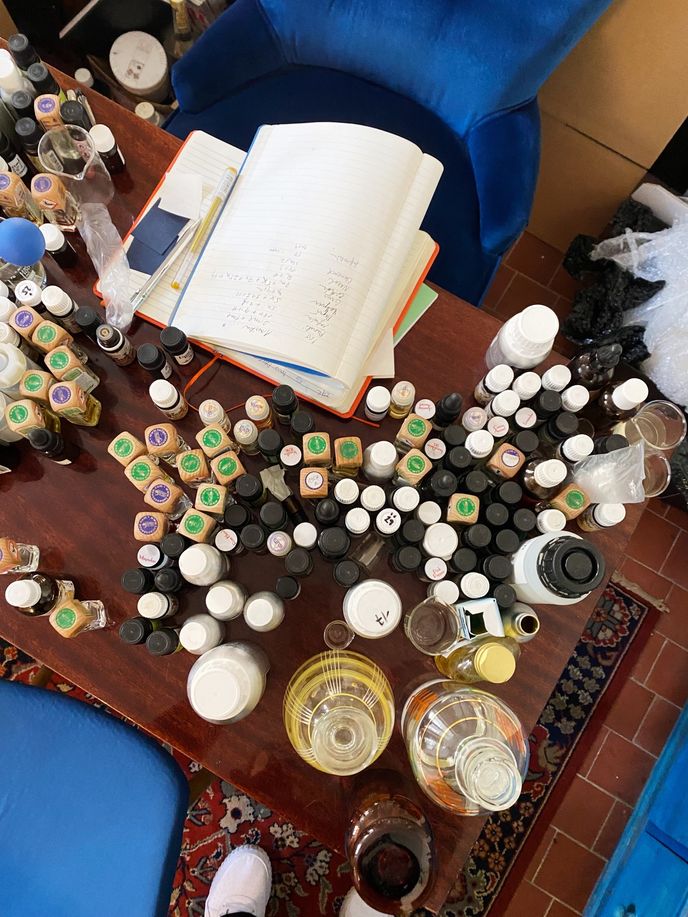 Takto vypadá stůl, kde Kateřina Šantrochová míchá parfémy snů.