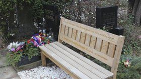Krádež na hřbitově: Z hrobu válečného veterána Schamse zmizela památná lavička