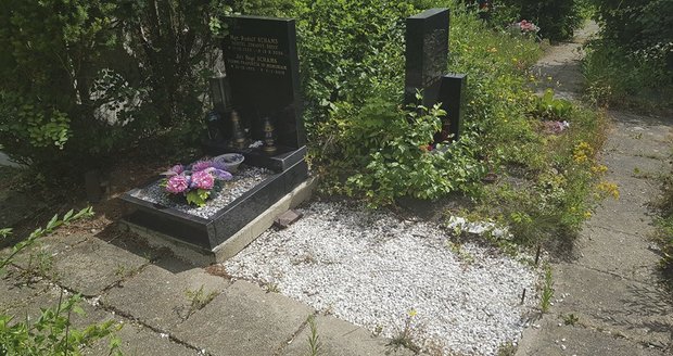 Lavička stála u Schamsova hrobu, nyní po ní zbylo prázdné místo.