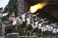 Pohřbili válečného hrdinu, který žil se střepinou v hlavě. Zemřel na rakovinu