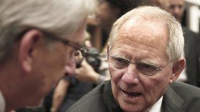 Německý ministr financí Wolfgang Schäuble (CDU) a předseda Evropské komise Jean-Claude Juncker (vlevo) v rozhovoru