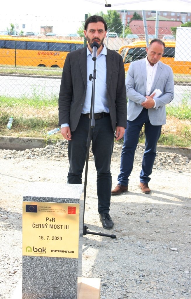Náměstek primátora pro dopravu Adam Scheinherr na zahájení stavby P+R parkoviště na Černém mostě.