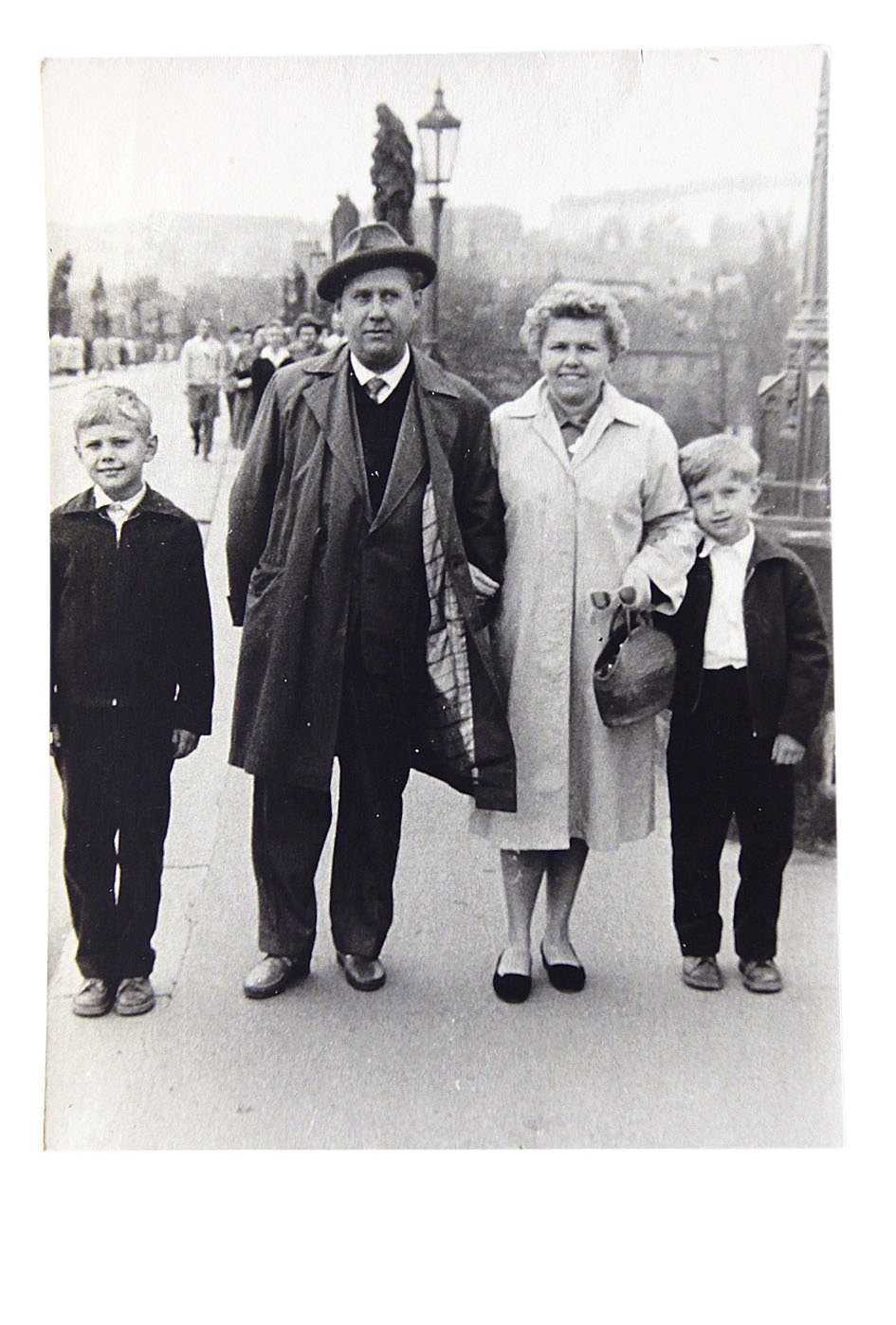 S bratrem Jiřím (vlevo) a rodiči na procházce po Karlově mostě.