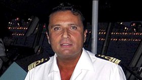 Schettino opudstil Concordii ještě v době, kdy její pasažéři bojovali o život