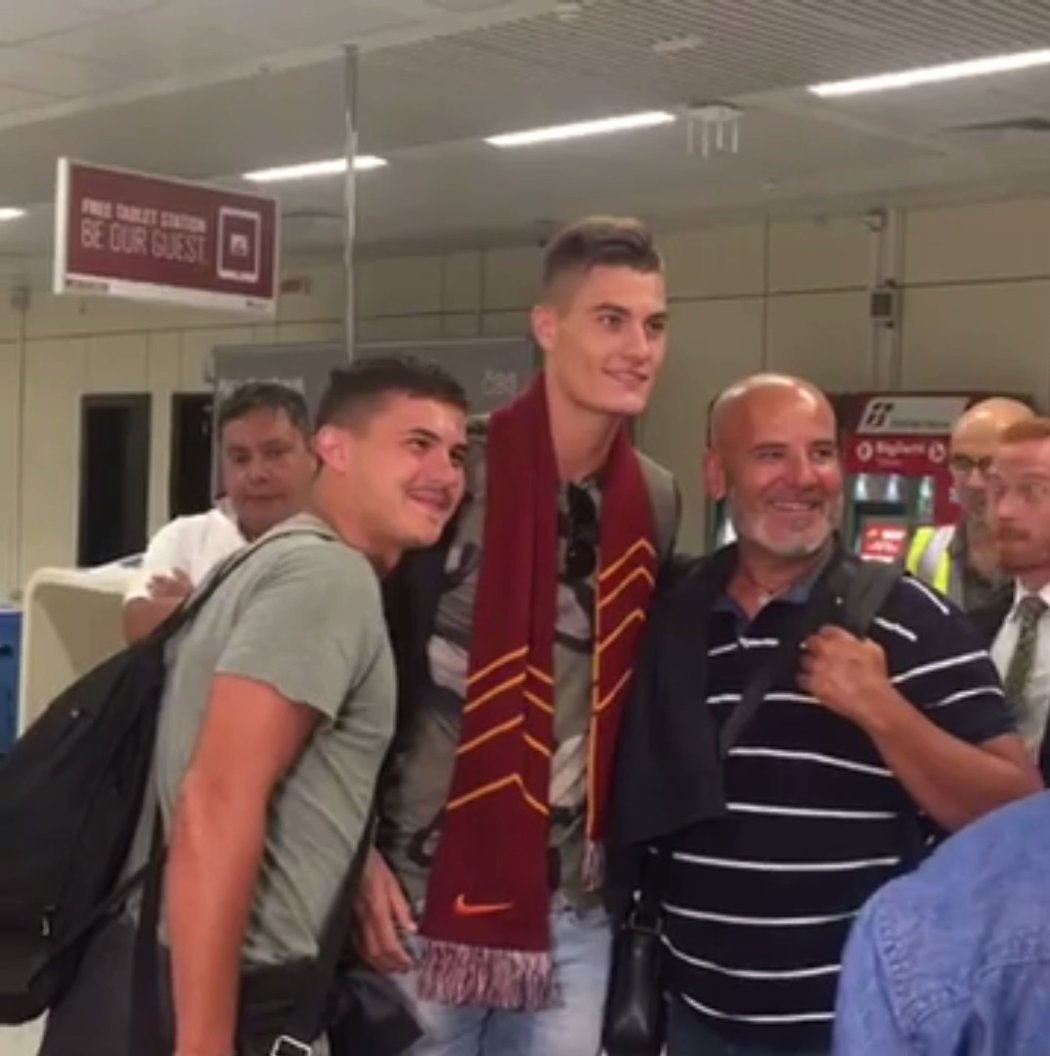 Útočník Patrik Schick se stane posilou AS Řím, už se fotil se šálou a fanoušky