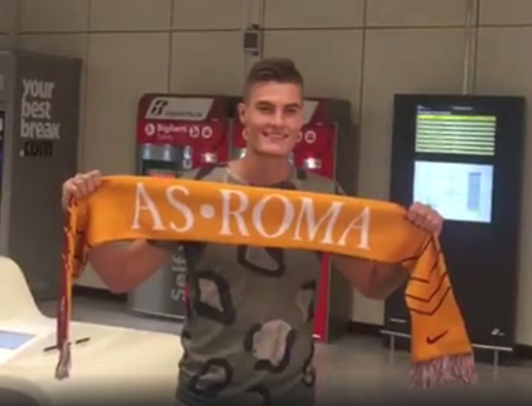 Útočník Patrik Schick se stane posilou AS Řím, už se fotil se šálou a fanoušky