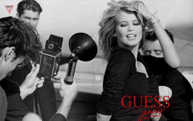 Supermodelka stála před objektivy u příležitosti 30. narozenin značky Guess