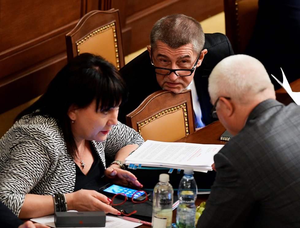 Taktická porada. Premiér Babiš si odložil bradu na židli. A to ve chvíli, kdy naslouchal rozhovoru ministryně financí Aleně Schillerové a šéfa poslaneckého klubu hnutí ANO Jaroslava Faltýnka ( 19. 12. 2018)