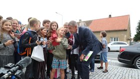 Premiér Andrej Babiš vyrazil 1. září mezi školáky do Rudné, doprovodila ho vicepremiérka Alena Schillerová