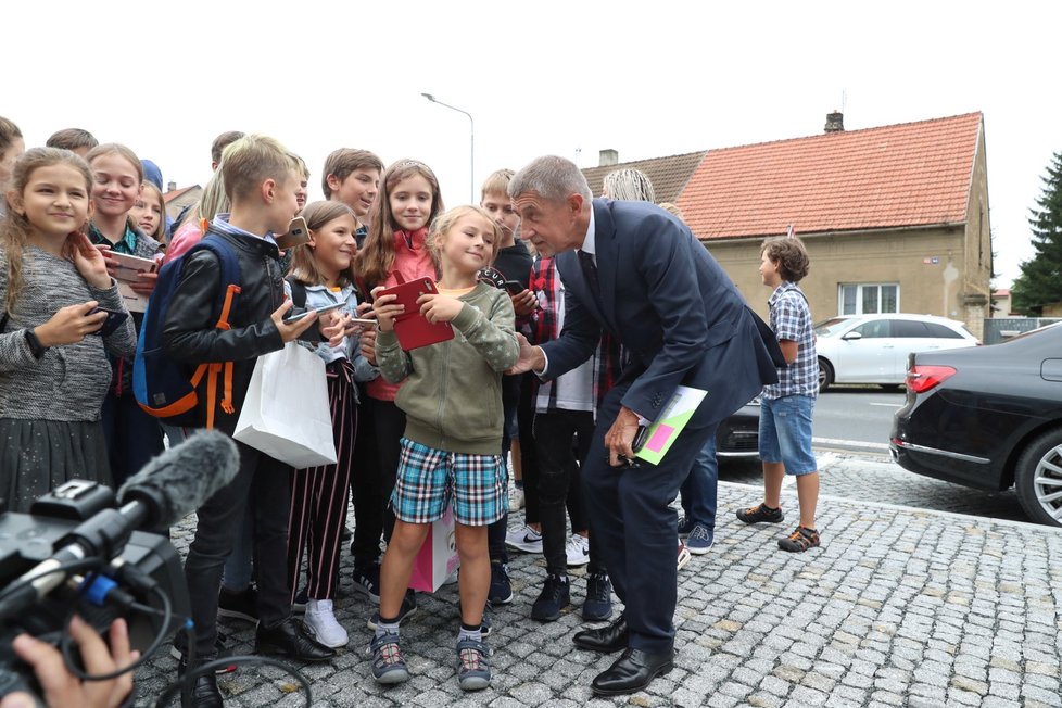 Současný školní rok zahajoval premiér Babiš v Rudné.