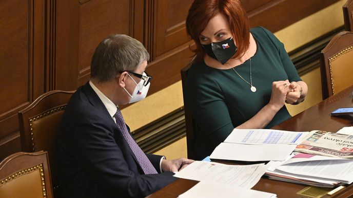 Ministryně financí Alena Schillerová a premiér Andrej Babiš na schůzi Sněmovny 26. února 2021 v Praze.