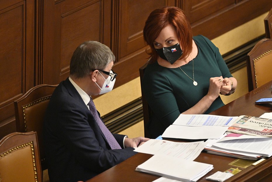 Ministryně financí Alena Schillerová a premiér Andrej Babiš na schůzi Sněmovny
