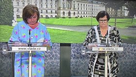 Ministryně Alena Schillerová a Marie Benešová na tiskové konferenci Úřadu vlády oblečené do zářivých barev