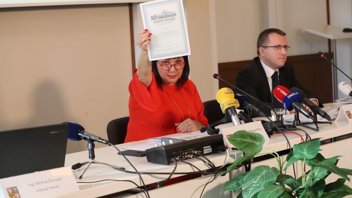 Ministrině Schillerová představovala certifikát Dluhopisu Republika