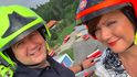 Vicepremiérka a ministryně financí Alena Schillerová a vicepremiér a ministr vnitra spolu vyrazili na hasičskou základnu Zbiroh. V helmách si pořídili svou první společnou selfie