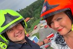 Vicepremiérka a ministryně financí Alena Schillerová a vicepremiér a ministr vnitra spolu vyrazili na hasičskou základnu Zbiroh. V helmách si pořídili svou první společnou selfie.