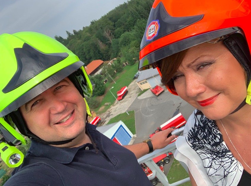 Vicepremiérka a ministryně financí Alena Schillerová a vicepremiér a ministr vnitra spolu vyrazili na hasičskou základnu Zbiroh. V helmách si pořídili svou první společnou selfie.