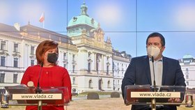 Ministryně financí Alena Schillerová (za ANO) a místopředseda vlády a ministr vnitra Jan Hamáček (ČSSD) vystoupili na tiskové konferenci po jednání vlády 1. března 2021 v Praze.