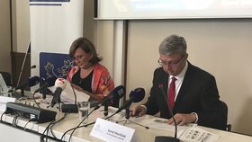Ministryně financí Alena Schillerová a ministr průmyslu Karel Havlíček (oba za ANO) představují své plány ohledně živnostenského balíčku (27. 8. 2019).