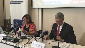 Ministryně financí Alena Schillerová a ministr průmyslu Karel Havlíček (oba za ANO) představují své plány ohledně živnostenského balíčku (27. 8. 2019).