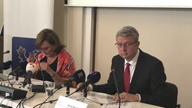 Ministryně financí Alena Schillerová a ministr průmyslu Karel Havlíček (oba za ANO) představují své plány ohledně živnostenského balíčku