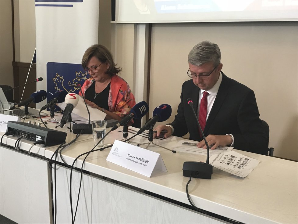 Ministryně financí Alena Schillerová a ministr průmyslu Karel Havlíček (oba za ANO) představují své plány ohledně živnostenského balíčku.